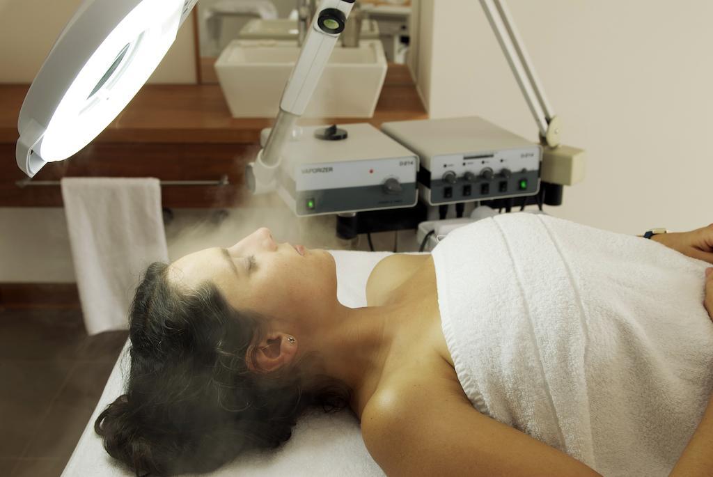 Wyndham Puerto Varas Pettra Екстериор снимка A woman receiving a facial steamer treatment