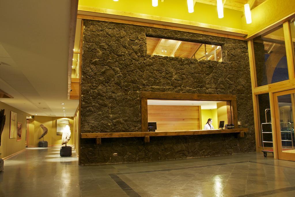 Wyndham Puerto Varas Pettra Екстериор снимка The reception area at the hotel