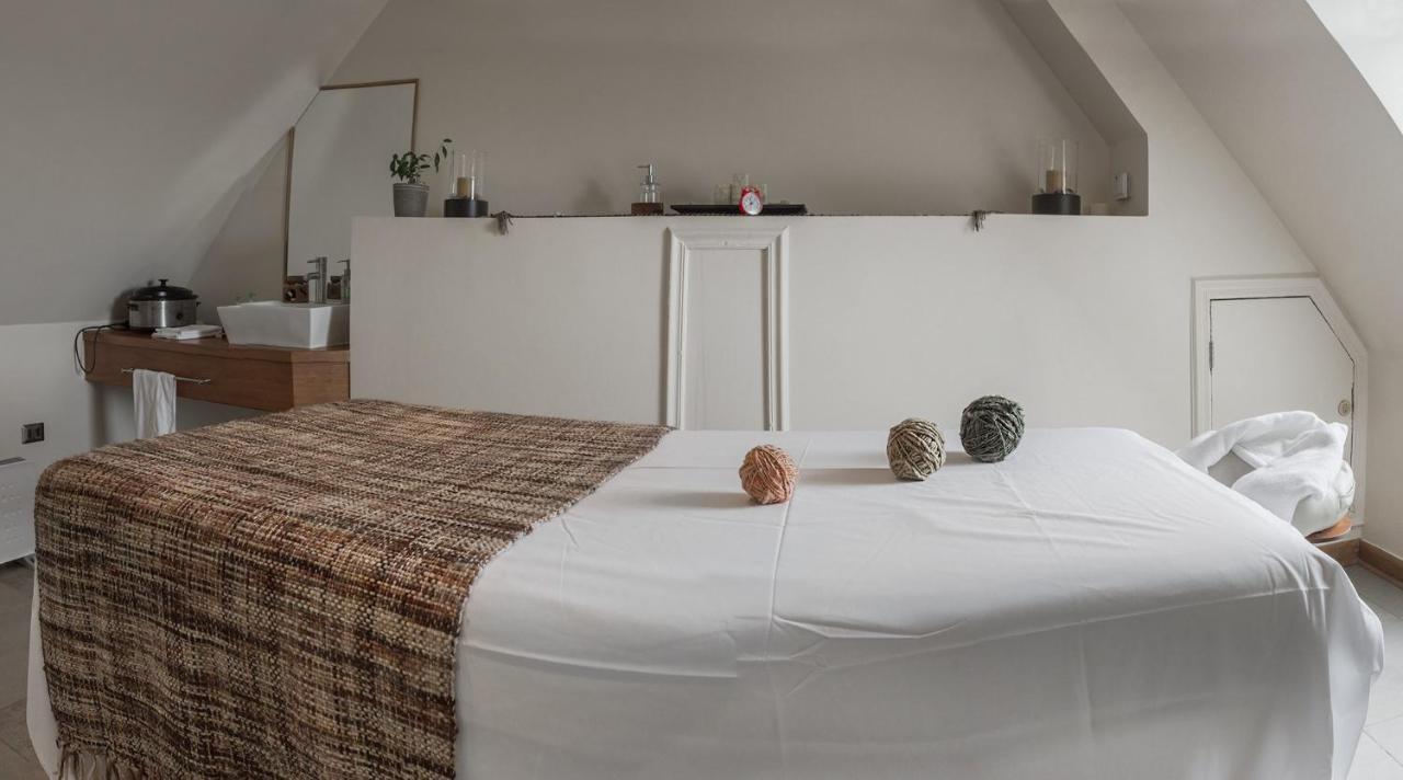 Wyndham Puerto Varas Pettra Екстериор снимка A massage table
