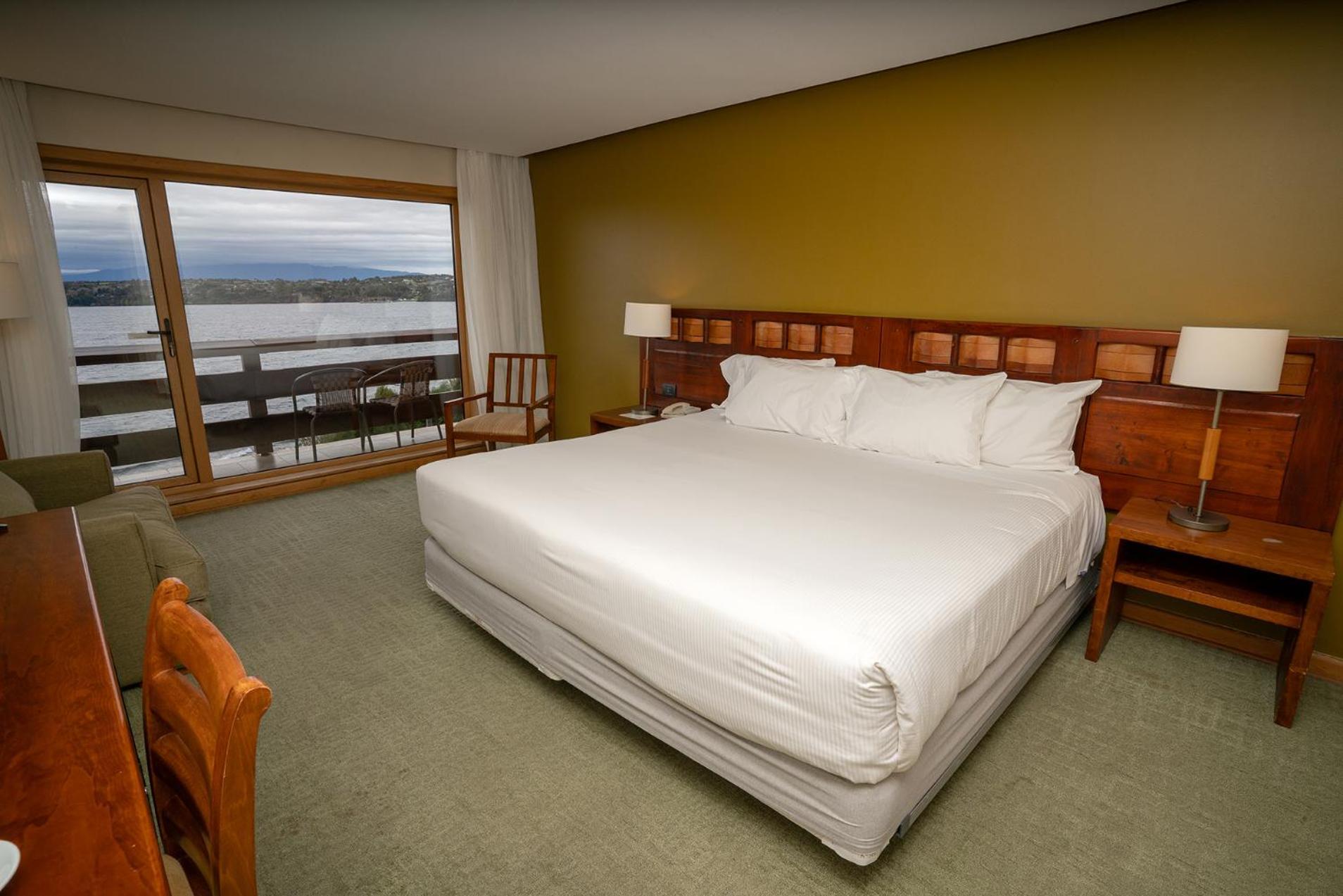 Wyndham Puerto Varas Pettra Екстериор снимка A bedroom at the lodge