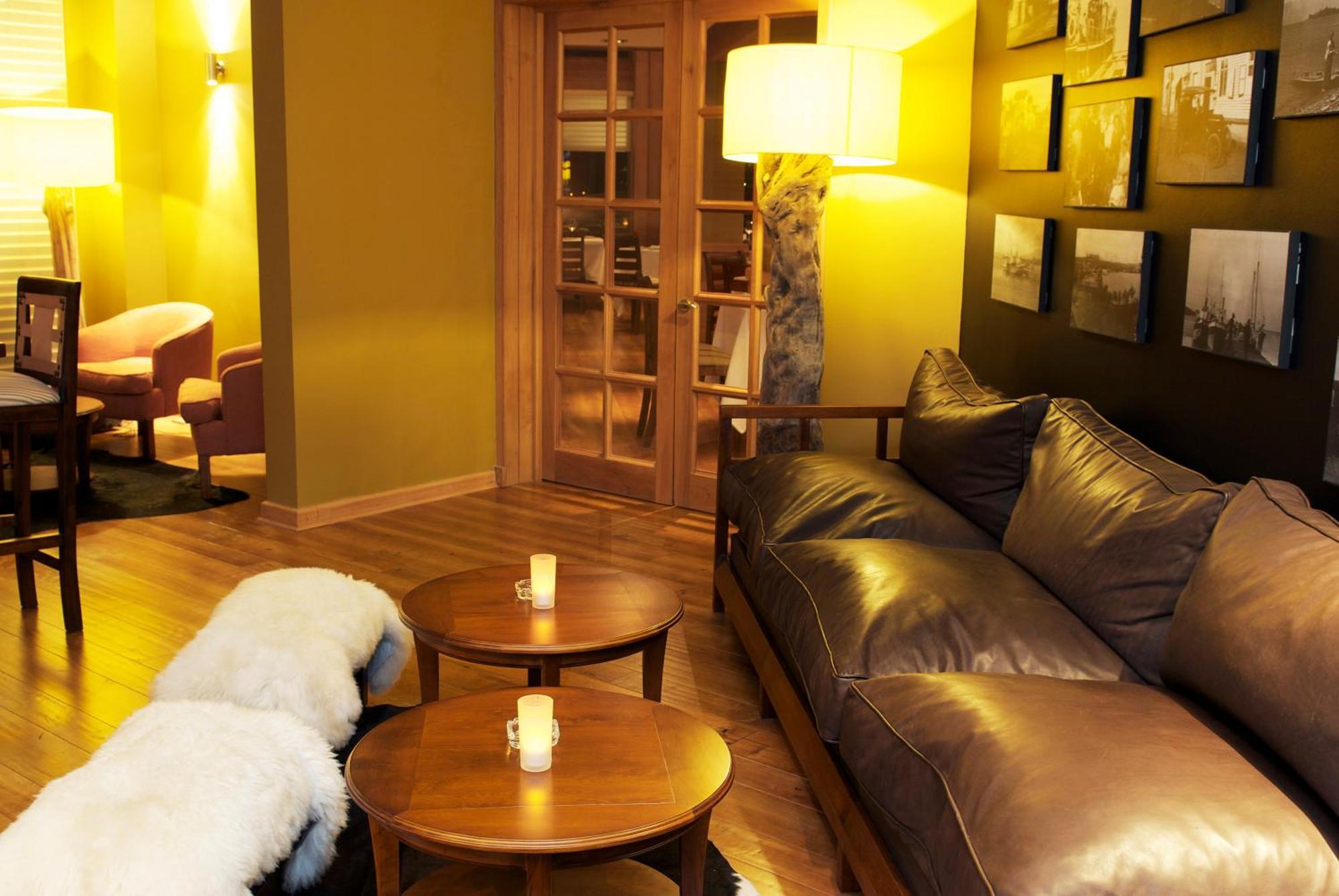 Wyndham Puerto Varas Pettra Екстериор снимка The interior of the lounge