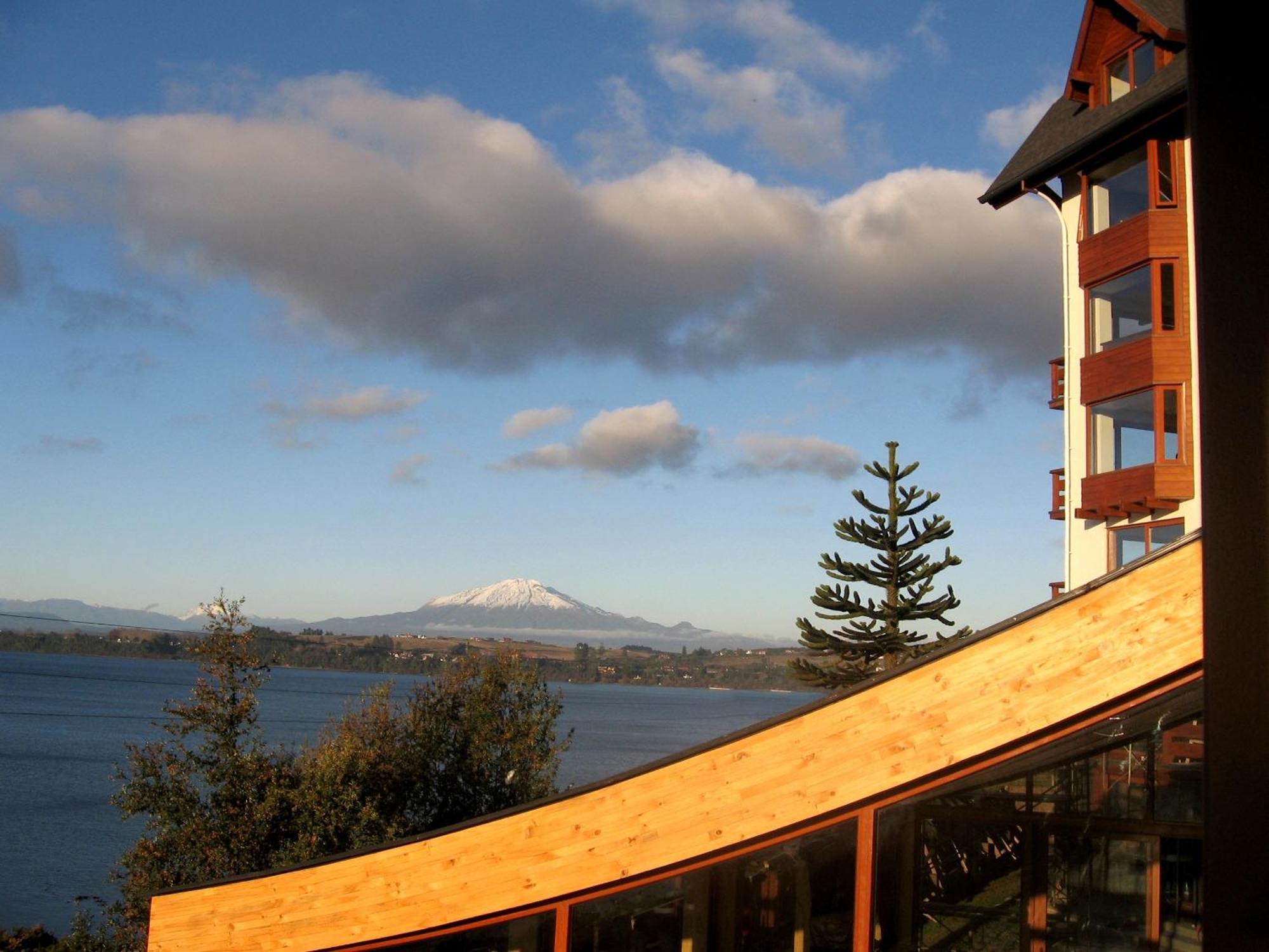 Wyndham Puerto Varas Pettra Екстериор снимка View of Mount Rainier from the home of a resident of the community