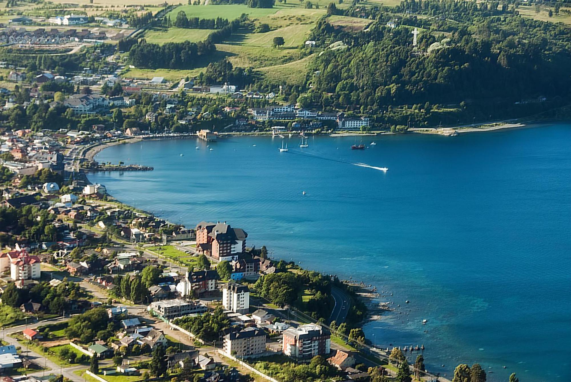 Wyndham Puerto Varas Pettra Екстериор снимка Aerial view of the town