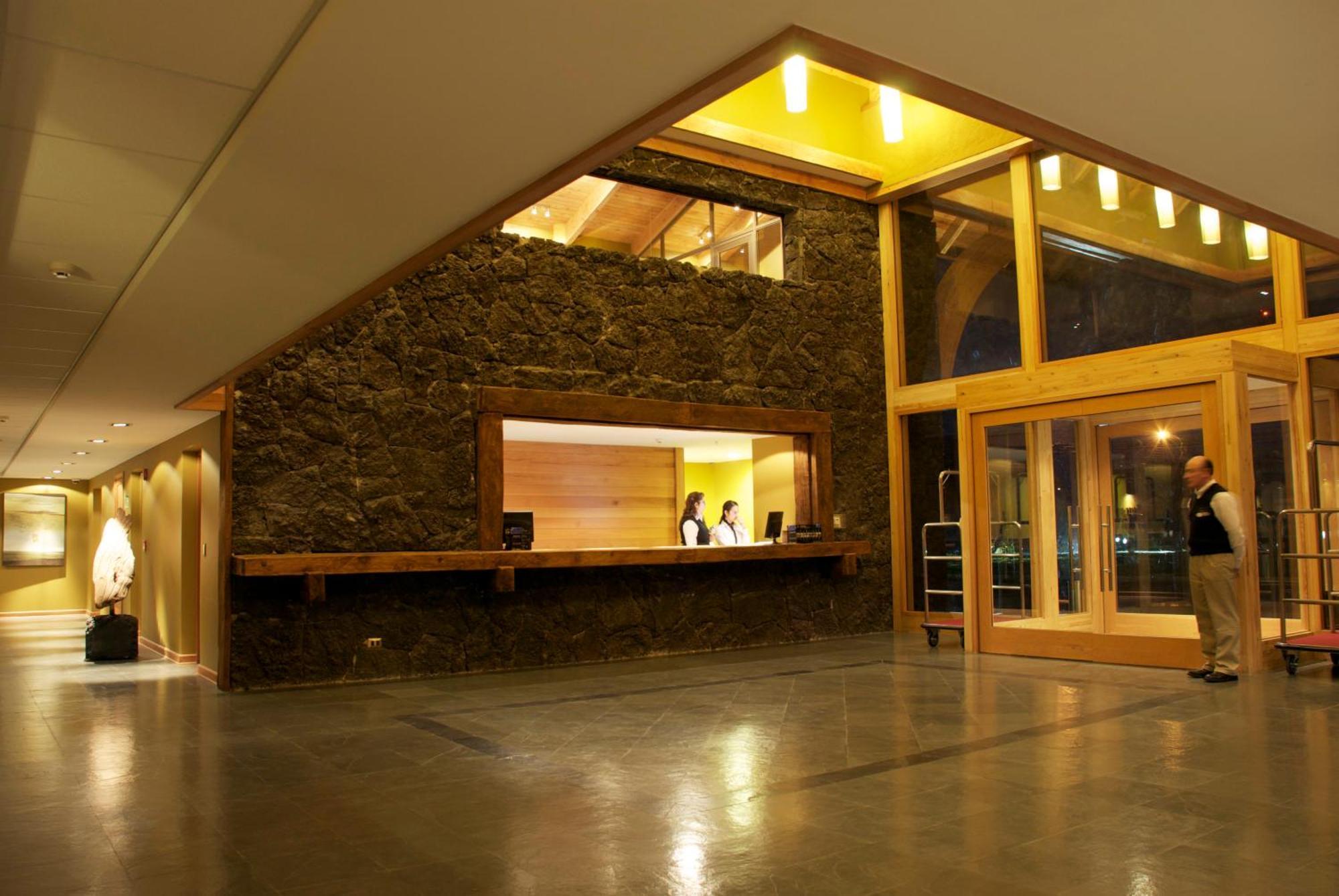 Wyndham Puerto Varas Pettra Екстериор снимка The lobby of the hotel