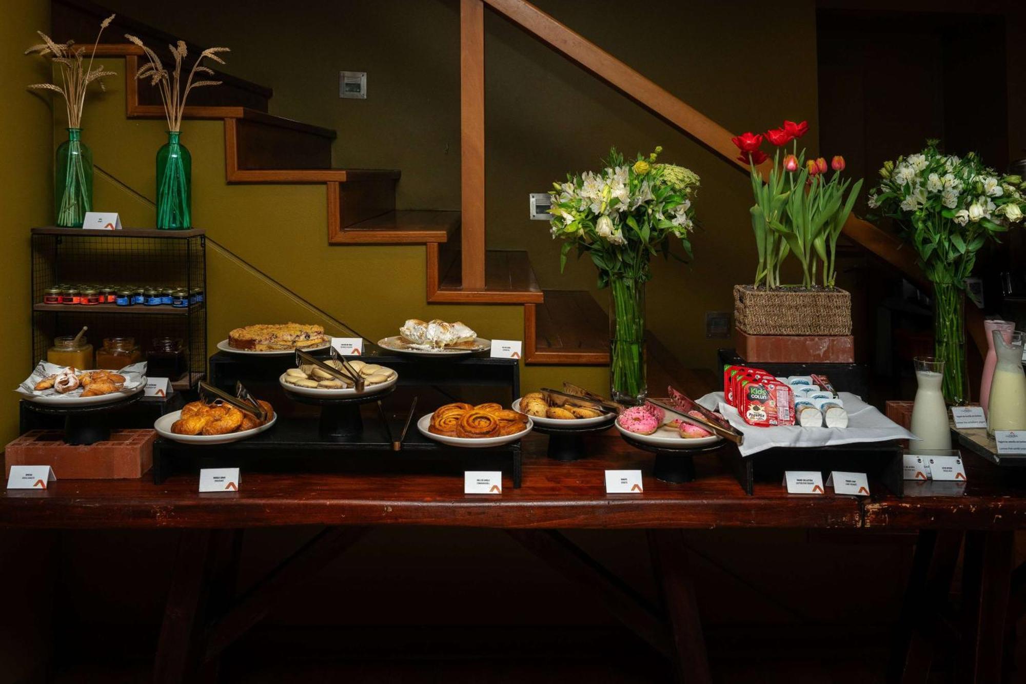 Wyndham Puerto Varas Pettra Екстериор снимка A dessert table at a wedding reception