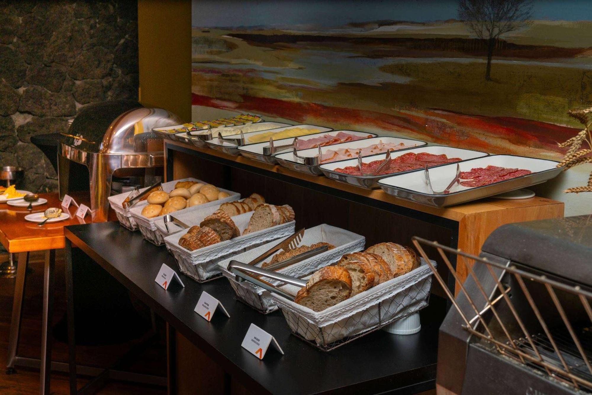 Wyndham Puerto Varas Pettra Екстериор снимка A buffet at a hotel