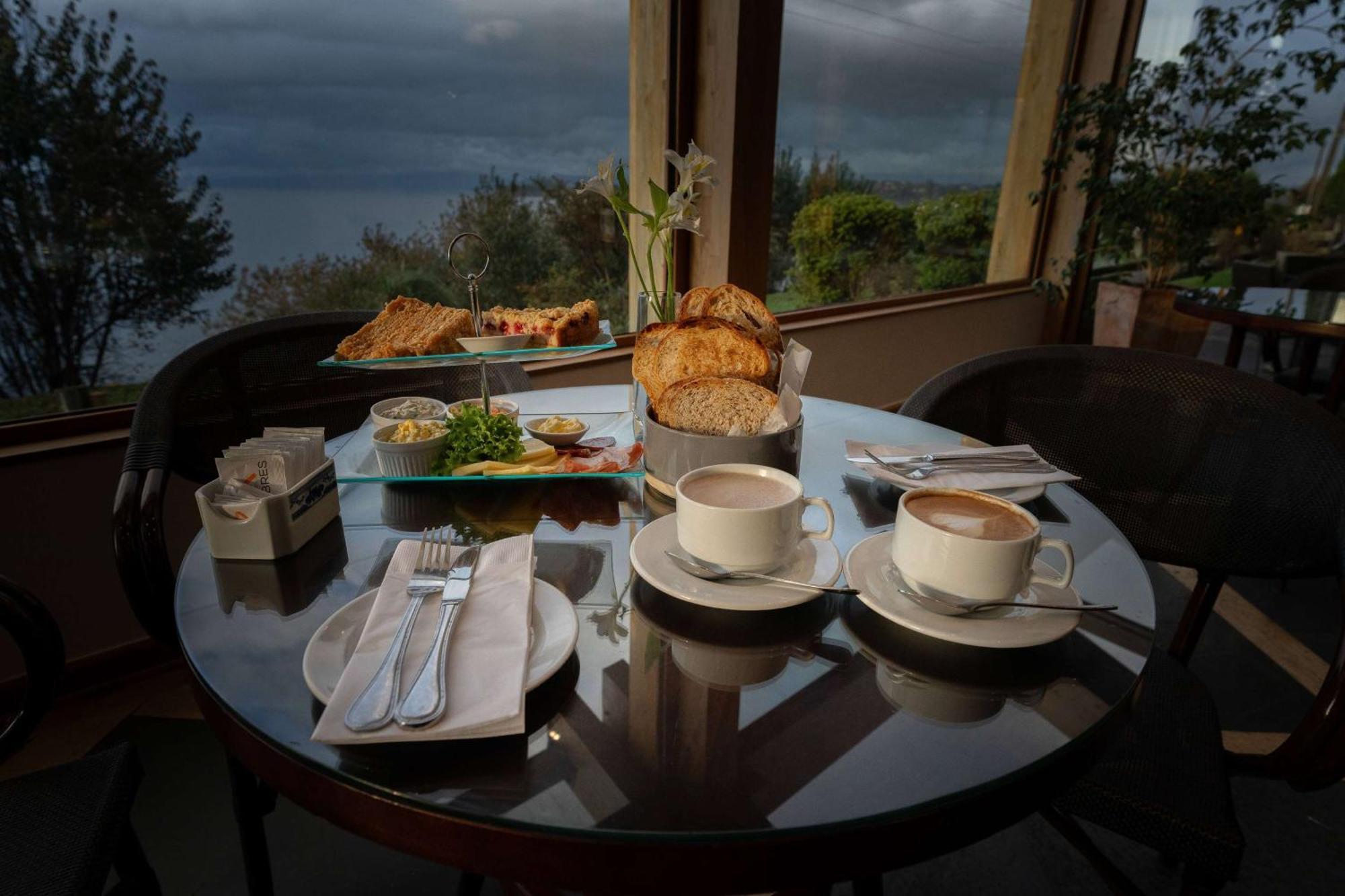 Wyndham Puerto Varas Pettra Екстериор снимка Afternoon tea at the hotel