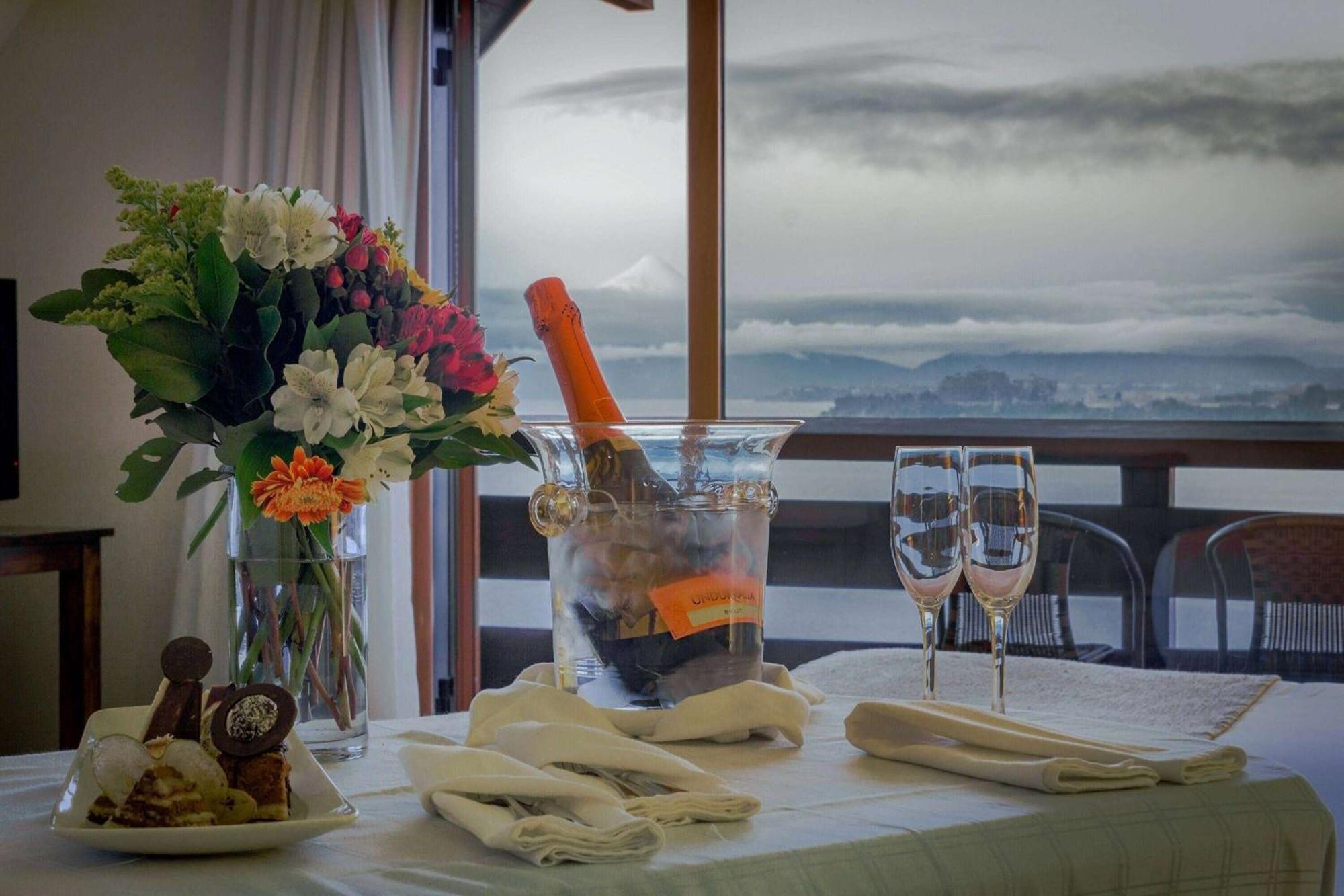 Wyndham Puerto Varas Pettra Екстериор снимка A bottle of champagne in a cooler