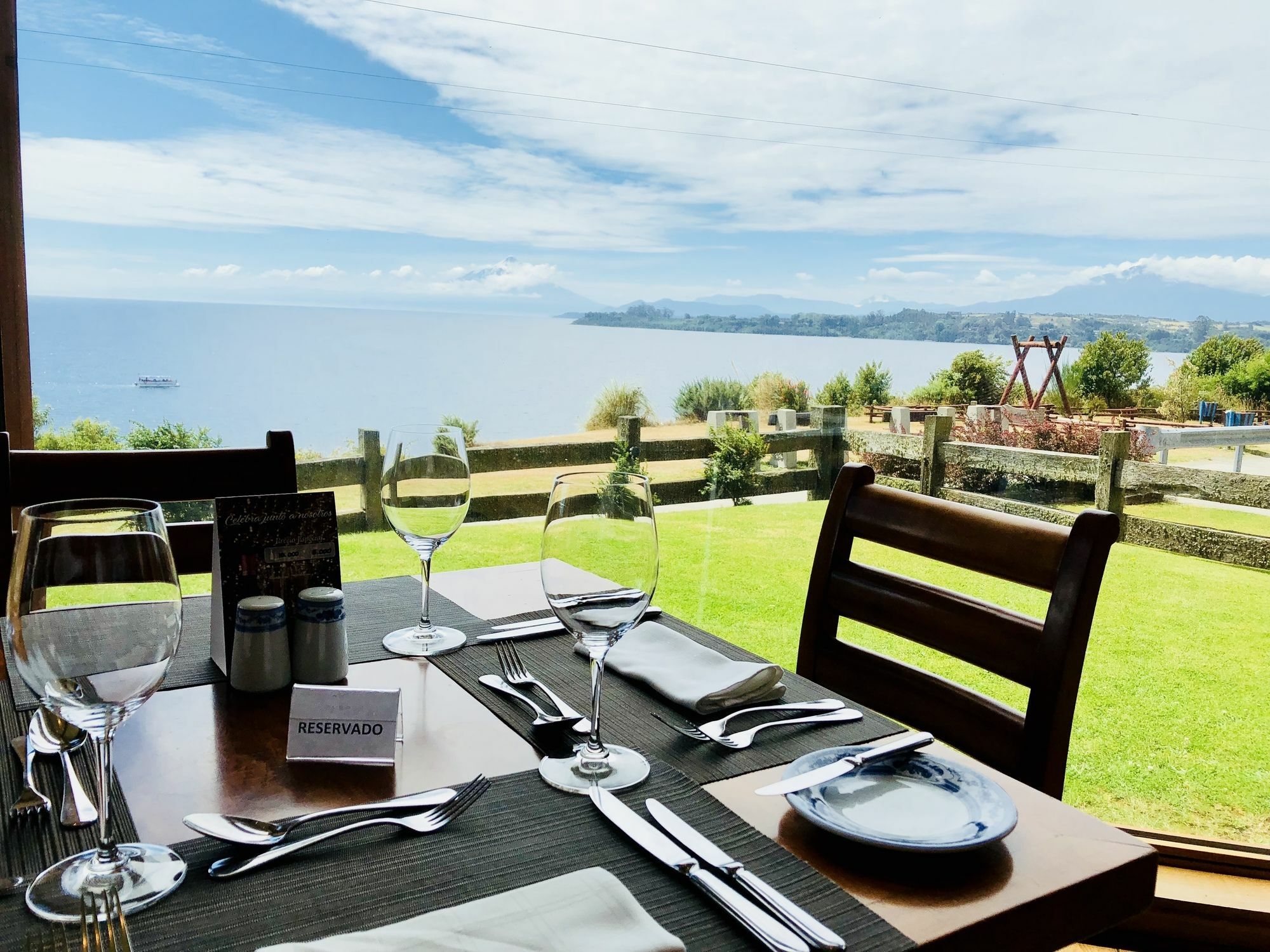 Wyndham Puerto Varas Pettra Екстериор снимка Restaurant in the hotel